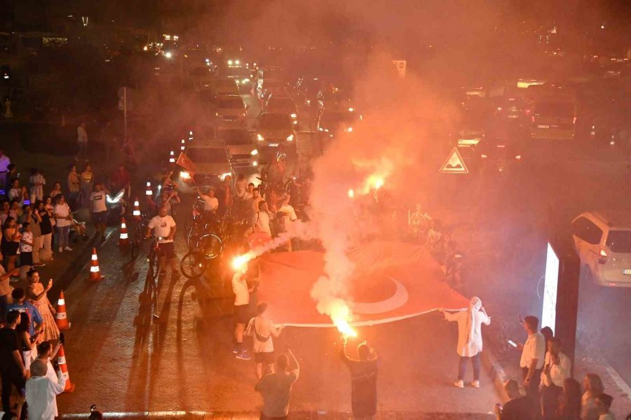 Yenişehirliler Zaferin Coşkusunu Sokaklara Taşıdı