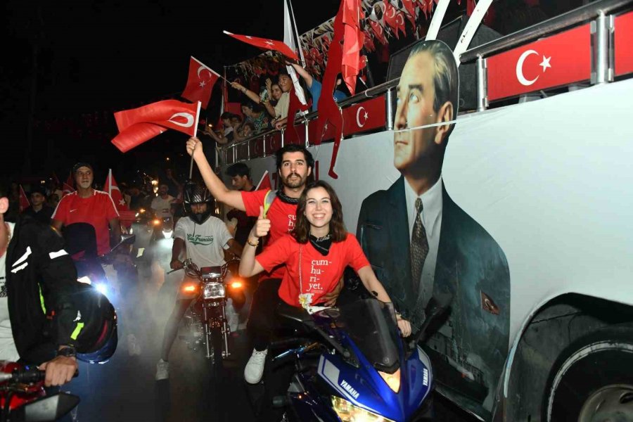 Yenişehirliler Zaferin Coşkusunu Sokaklara Taşıdı