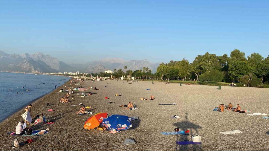 Dünyaca Ünlü Sahil Sıcak Sebebiyle Açık Hava Oteline Döndü