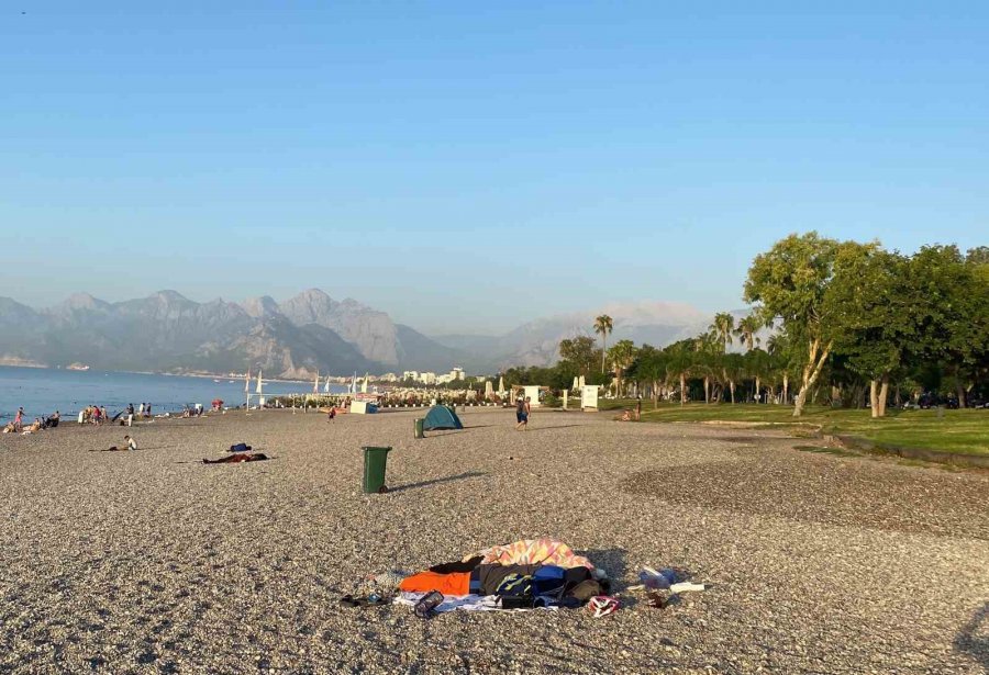 Dünyaca Ünlü Sahil Sıcak Sebebiyle Açık Hava Oteline Döndü