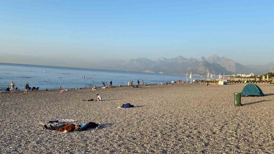 Dünyaca Ünlü Sahil Sıcak Sebebiyle Açık Hava Oteline Döndü