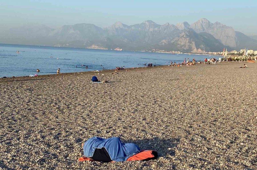 Dünyaca Ünlü Sahil Sıcak Sebebiyle Açık Hava Oteline Döndü