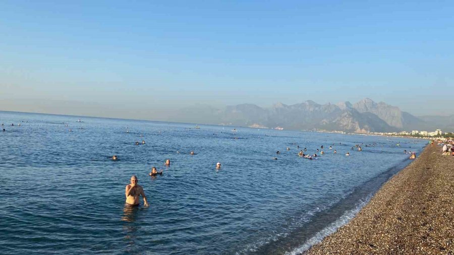 Dünyaca Ünlü Sahil Sıcak Sebebiyle Açık Hava Oteline Döndü