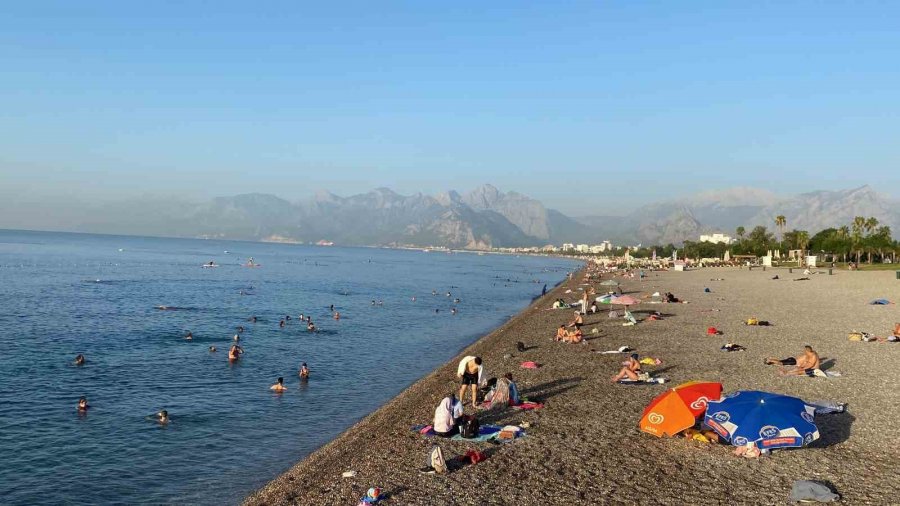 Dünyaca Ünlü Sahil Sıcak Sebebiyle Açık Hava Oteline Döndü