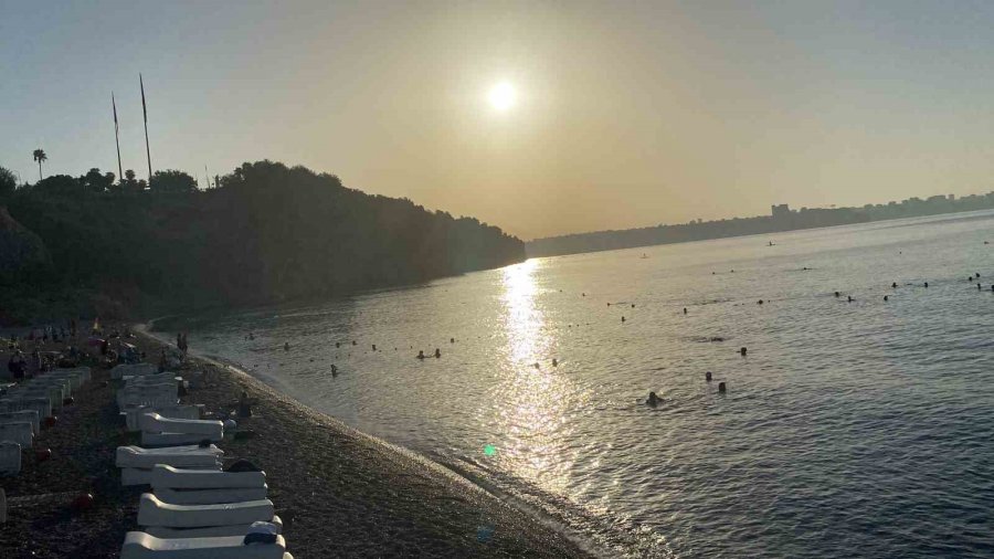 Dünyaca Ünlü Sahil Sıcak Sebebiyle Açık Hava Oteline Döndü