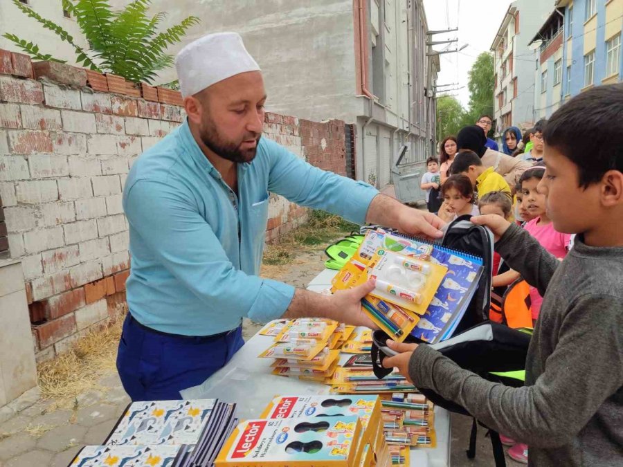 Cami İmamından İhtiyaç Sahibi Çocuklara Kırtasiye Yardımı