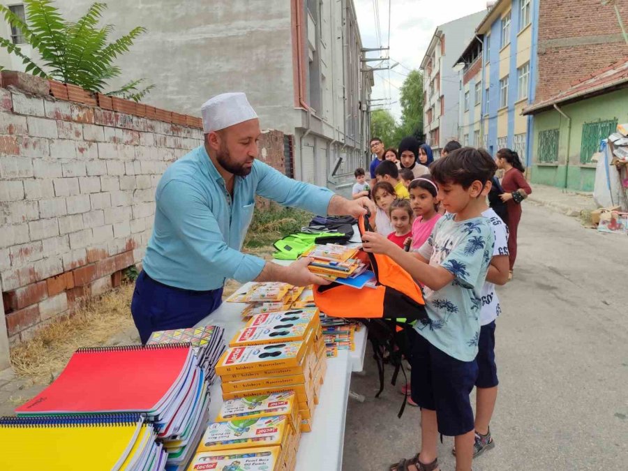 Cami İmamından İhtiyaç Sahibi Çocuklara Kırtasiye Yardımı