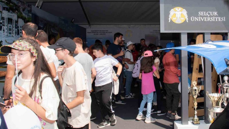 Selçuk Üniversitesi’nin Teknofest Standına Yoğun İlgi