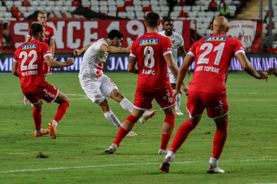 Trendyol Süper Lig: Antalyaspor: 1 - Kayserispor: 1 (ilk Yarı)