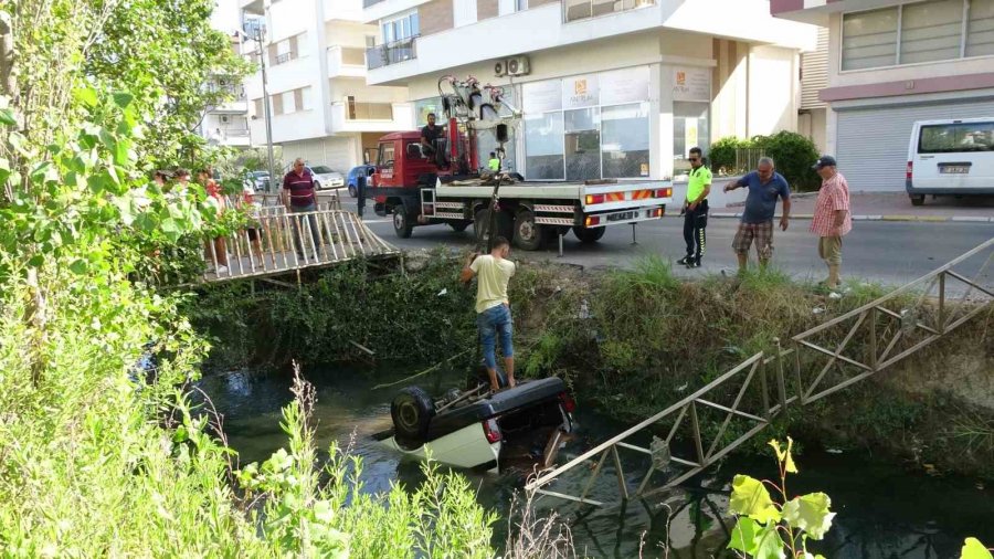 Direksiyonda Uyudu, Sulama Kanalına Uçarak Ölümden Döndü