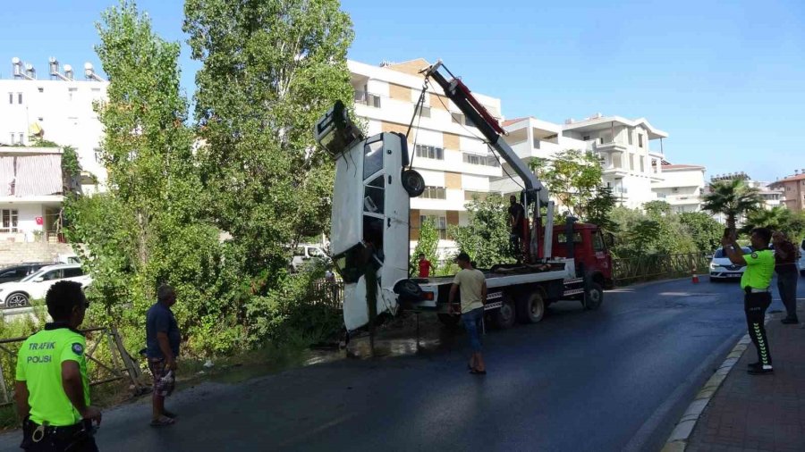 Direksiyonda Uyudu, Sulama Kanalına Uçarak Ölümden Döndü