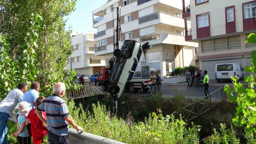 Direksiyonda Uyudu, Sulama Kanalına Uçarak Ölümden Döndü