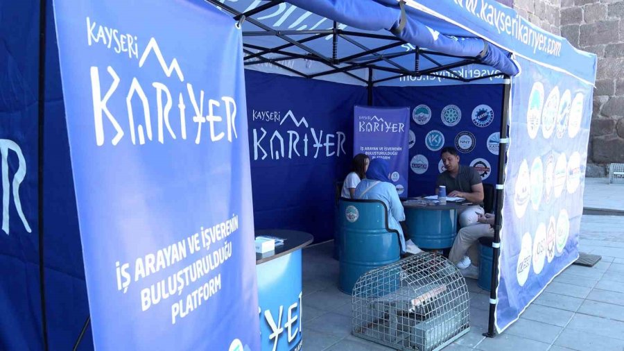 Kariyer Merkezi’nden Yüzlerce Vatandaşa İstihdam Başarısı