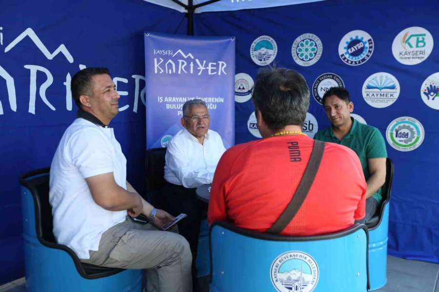 Kariyer Merkezi’nden Yüzlerce Vatandaşa İstihdam Başarısı