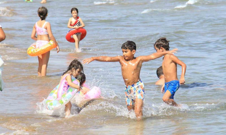 Akdeniz’in İncisi Kızkalesi’nde Okullar Açılmasına Günler Kala Tatilci Yoğunluğu