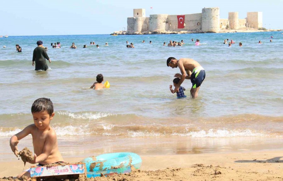 Akdeniz’in İncisi Kızkalesi’nde Okullar Açılmasına Günler Kala Tatilci Yoğunluğu