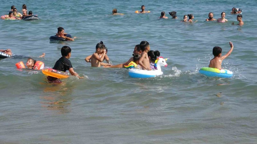 Akdeniz’in İncisi Kızkalesi’nde Okullar Açılmasına Günler Kala Tatilci Yoğunluğu