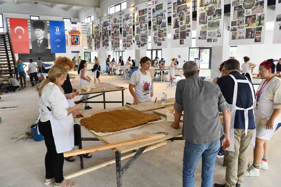 Sanatçılar 100’üncü Yıla Özel Yapılacak Eser İçin Kolları Sıvadı