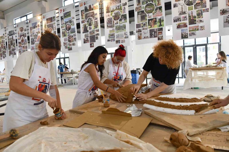 Sanatçılar 100’üncü Yıla Özel Yapılacak Eser İçin Kolları Sıvadı