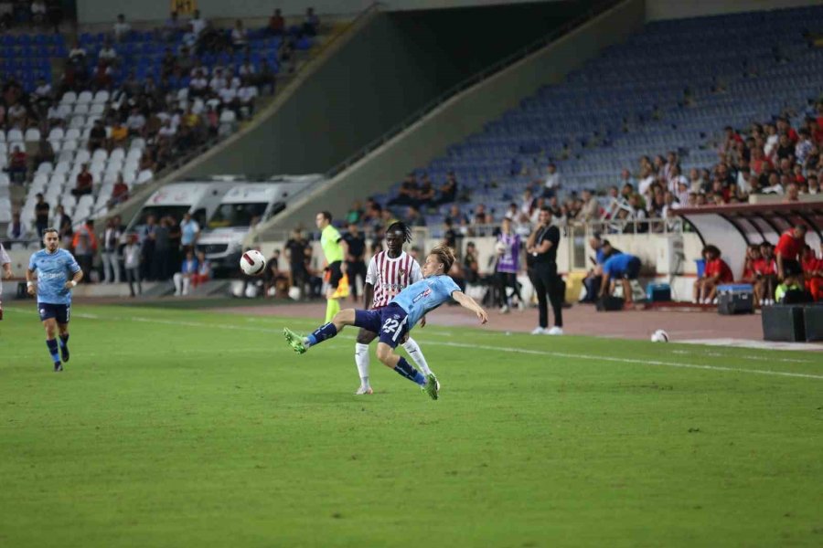 Trendyol Süper Lig: A. Hatayspor: 0 - Y. Adana Demirspor: 1 (ilk Yarı)