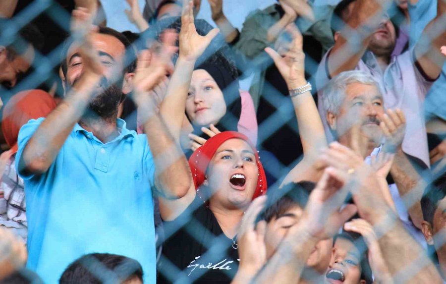 Bebeklisi, Bastonlusu, Çok Sayıda Kadın Maça Gelip Takımlarına Destek Verdi