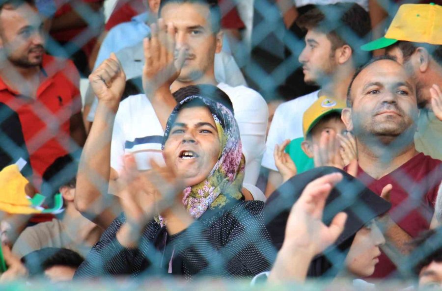 Bebeklisi, Bastonlusu, Çok Sayıda Kadın Maça Gelip Takımlarına Destek Verdi