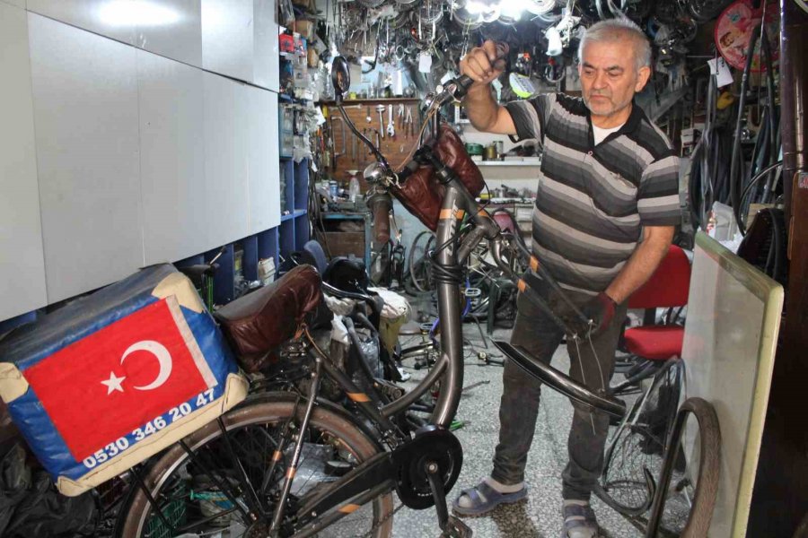 Bisiklet Tamircilerinde İşler Yoğun, Ancak Yardımcı Eleman Sıkıntısı Var