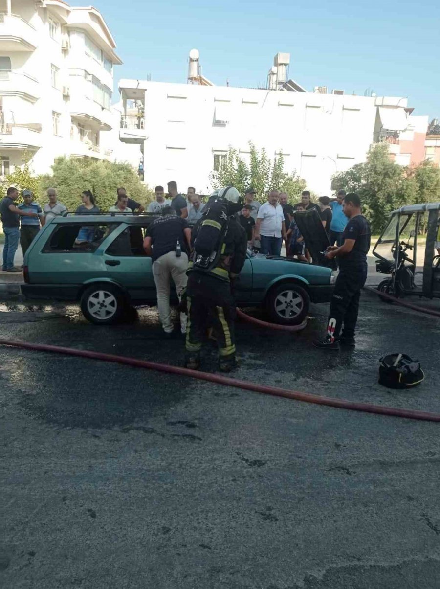 Otomobil Alev Alev Yandı, Yanındaki Araçlar Yanmaktan Son Anda Kurtuldu