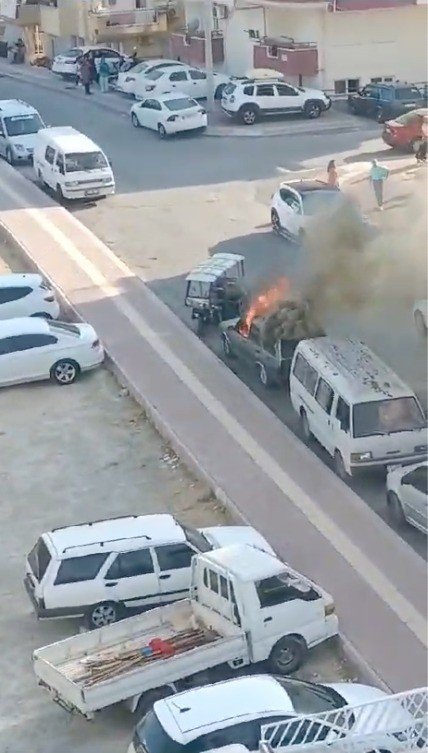 Otomobil Alev Alev Yandı, Yanındaki Araçlar Yanmaktan Son Anda Kurtuldu