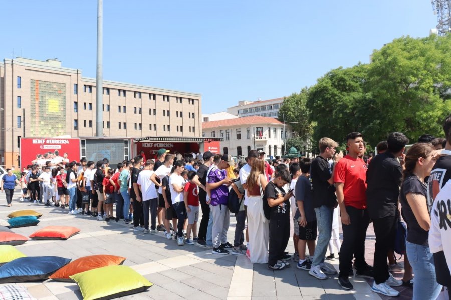 Türkiye Futbol Federasyonunun Valilik Önünde Düzenlediği Etkinliğe Yüzlerce Genç Katıldı