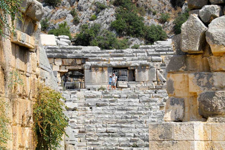 Geçmişi Binlerce Yıla Dayanan Myra Antik Kentinde Kazılar Tapulu Arazilere Takıldı