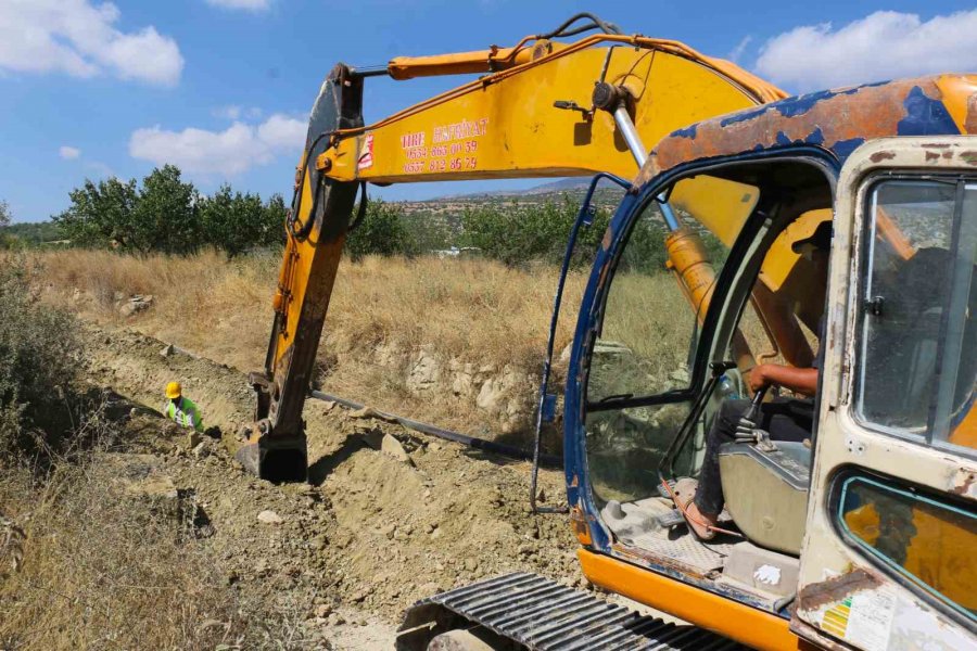 Asat, Yelten Mahallesinde Eskiyen İçme Suyu Boruları Yeniliyor