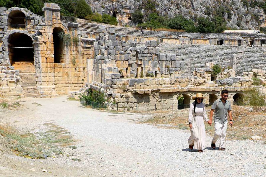 Geçmişi Binlerce Yıla Dayanan Myra Antik Kentinde Kazılar Tapulu Arazilere Takıldı