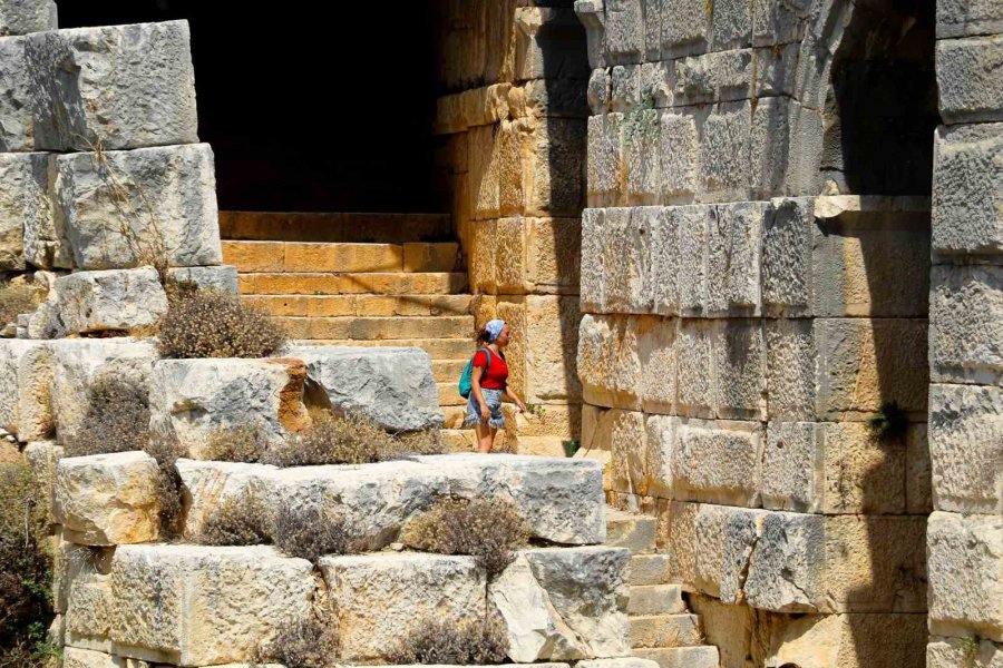 Geçmişi Binlerce Yıla Dayanan Myra Antik Kentinde Kazılar Tapulu Arazilere Takıldı