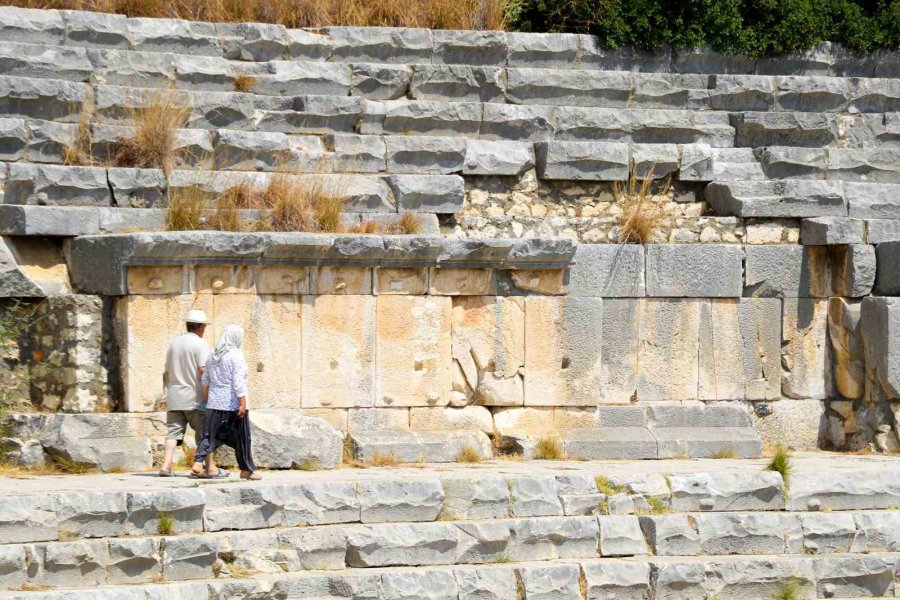 Geçmişi Binlerce Yıla Dayanan Myra Antik Kentinde Kazılar Tapulu Arazilere Takıldı