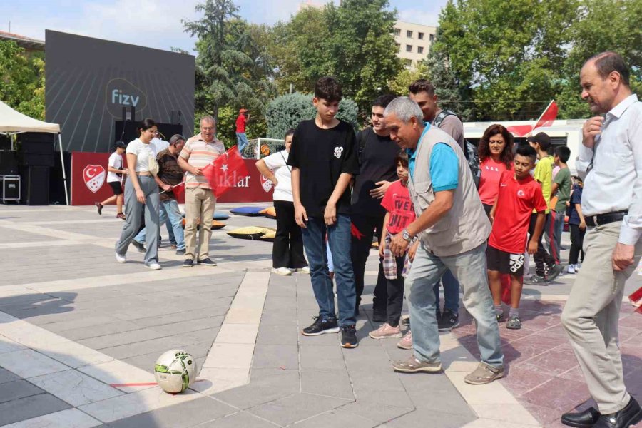 Türkiye Futbol Federasyonu Valilik Önündeki Etkinliklerine Devam Ediyor