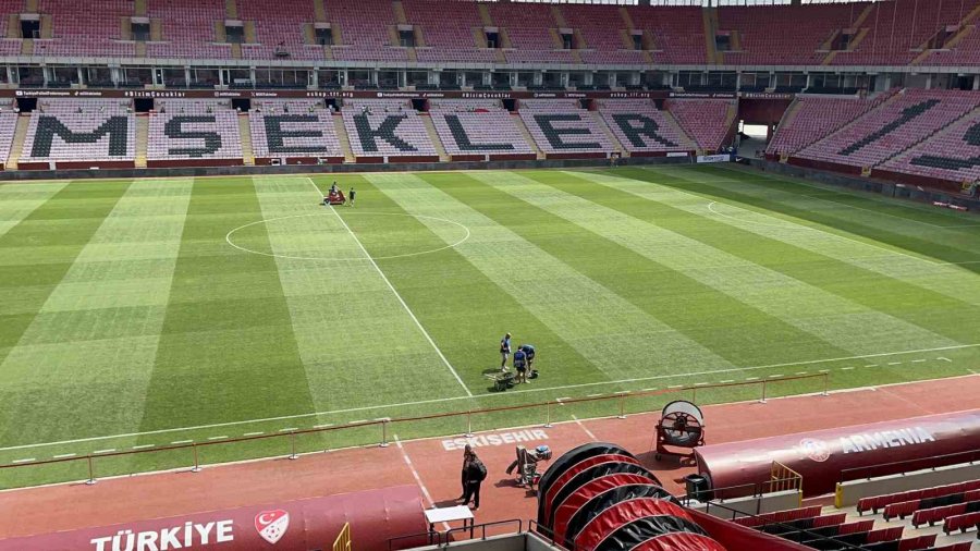 Yeni Atatürk Stadyumu’nda Milli Maç Öncesi Yoğun Çalışma