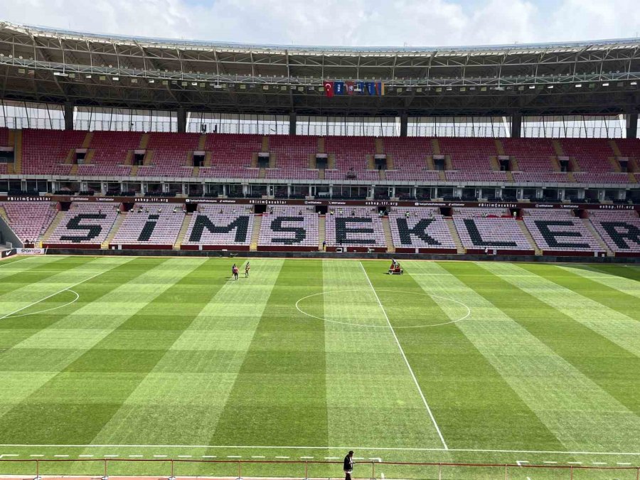 Yeni Atatürk Stadyumu’nda Milli Maç Öncesi Yoğun Çalışma