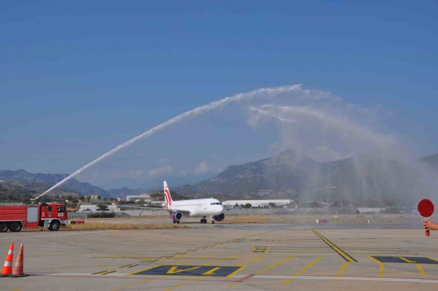 İran’dan Gazipaşa-alanya Havalimanı’na İlk Kez Düzenlenen Uçak Seferinde Yolcular Çiçeklerle Karşılandı