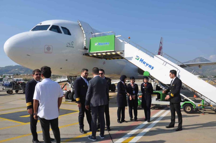 İran’dan Gazipaşa-alanya Havalimanı’na İlk Kez Düzenlenen Uçak Seferinde Yolcular Çiçeklerle Karşılandı