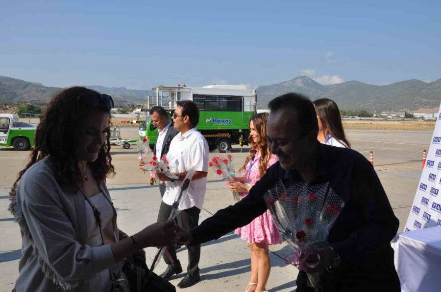 İran’dan Gazipaşa-alanya Havalimanı’na İlk Kez Düzenlenen Uçak Seferinde Yolcular Çiçeklerle Karşılandı