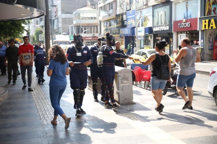 İçinde Çam Ağacı Olan Oksijen Maskesi İle Sokaklarda Tur Attılar