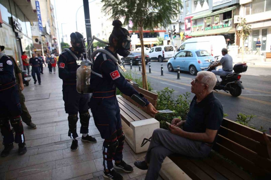 İçinde Çam Ağacı Olan Oksijen Maskesi İle Sokaklarda Tur Attılar