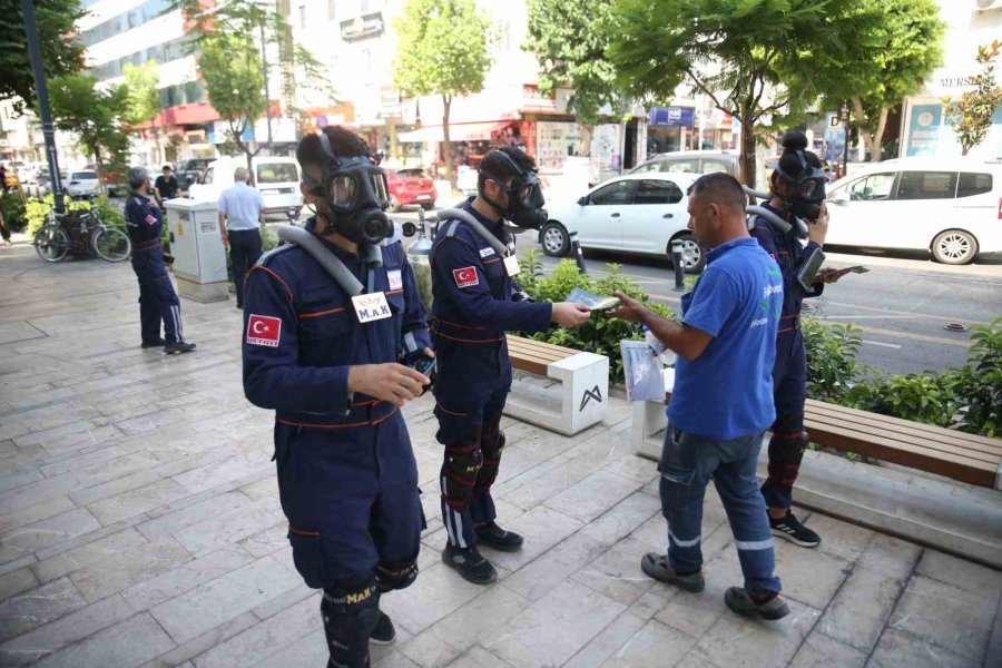 İçinde Çam Ağacı Olan Oksijen Maskesi İle Sokaklarda Tur Attılar