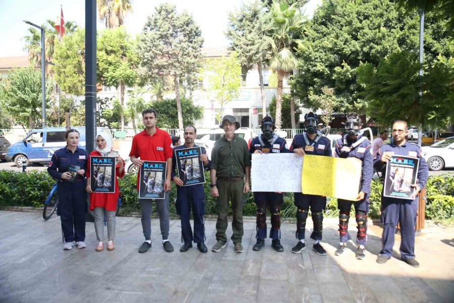 İçinde Çam Ağacı Olan Oksijen Maskesi İle Sokaklarda Tur Attılar