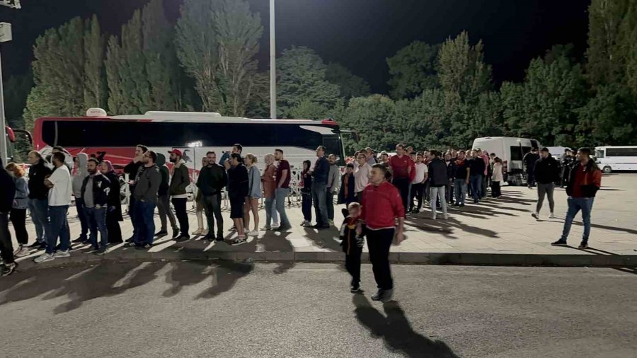 Stadyum Turnikesi Bozuldu, Taraftarlar Maçın İlk Yarısını Kaçırdı