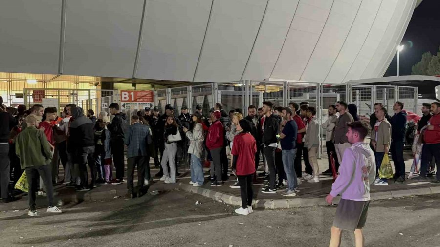 Stadyum Turnikesi Bozuldu, Taraftarlar Maçın İlk Yarısını Kaçırdı