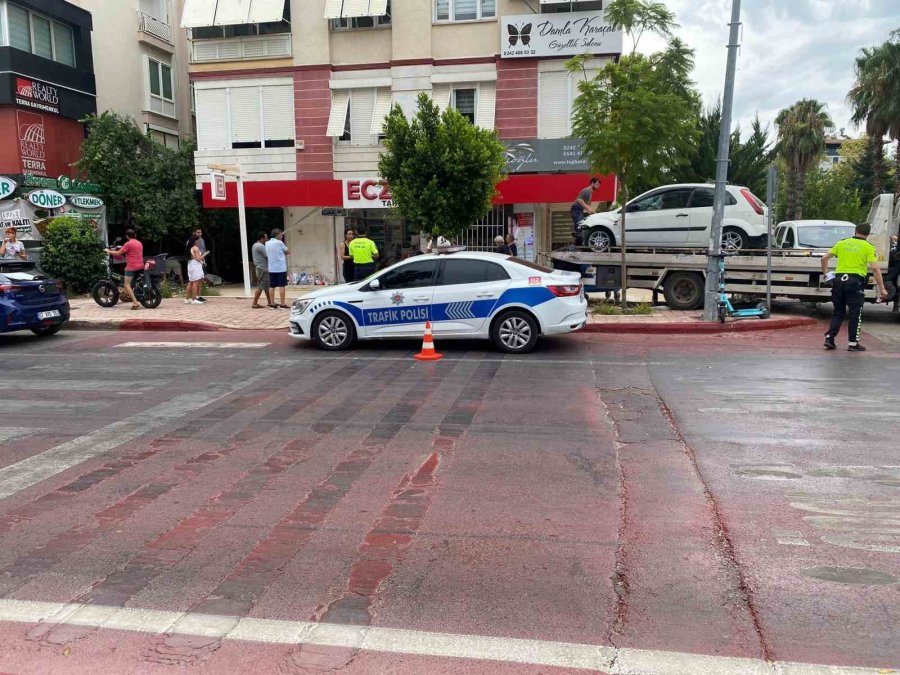 Hızını Alamayan Otomobil Önce Eczaneye Sonra Dönerci Dükkanına Daldı