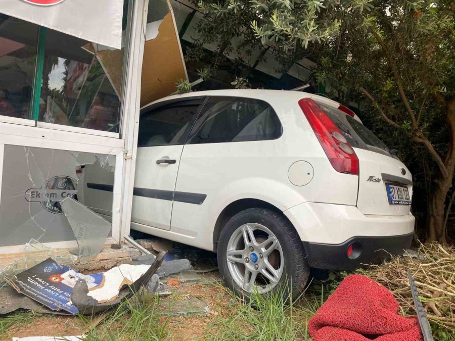 Hızını Alamayan Otomobil Önce Eczaneye Sonra Dönerci Dükkanına Daldı