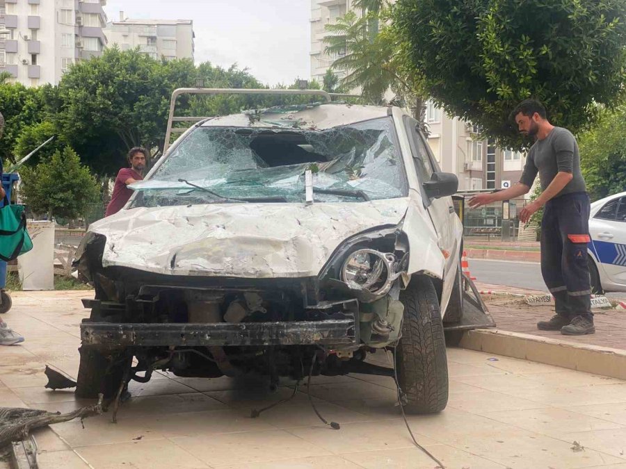 Hızını Alamayan Otomobil Önce Eczaneye Sonra Dönerci Dükkanına Daldı